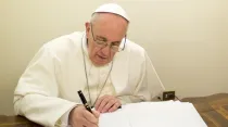 El Papa Francisco firmando un documento (foto referencial). Crédito: Vatican Media.