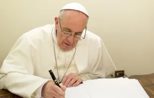 El Papa Francisco firmando un documento (foto referencial). Crédito: Vatican Media. 
