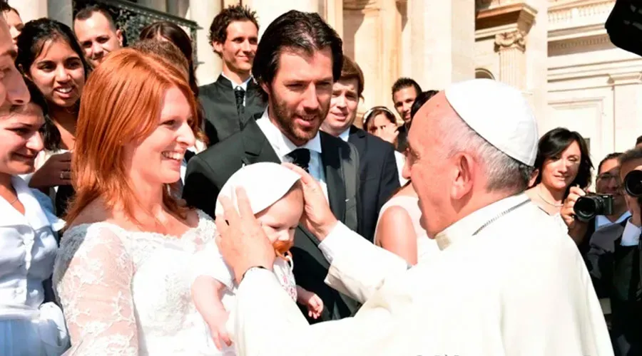 Imagen referencial / Papa Francisco bendice a familia en el Vaticano. Crédito: Vatican Media.