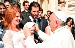 Imagen referencial / Papa Francisco bendice a familia en el Vaticano. Cru00e9dito: Vatican Media. 