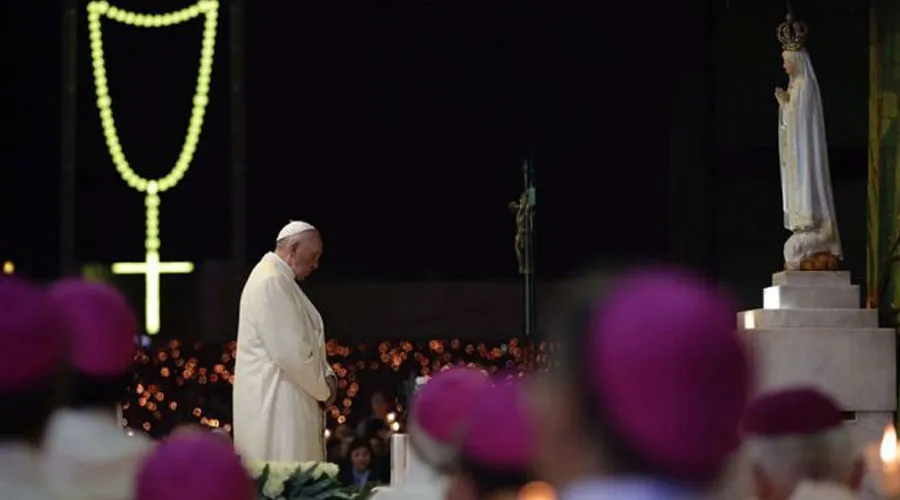 El Papa Francisco reza ante la imagen de la Virgen de Fátma en Portugal el 12 de mayo de 2017. Foto: Daniel Ibáñez (ACI Prensa)?w=200&h=150