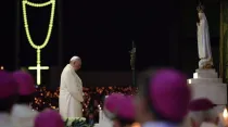 El Papa Francisco reza ante la imagen de la Virgen de Fátma en Portugal el 12 de mayo de 2017. Foto: Daniel Ibáñez (ACI Prensa)
