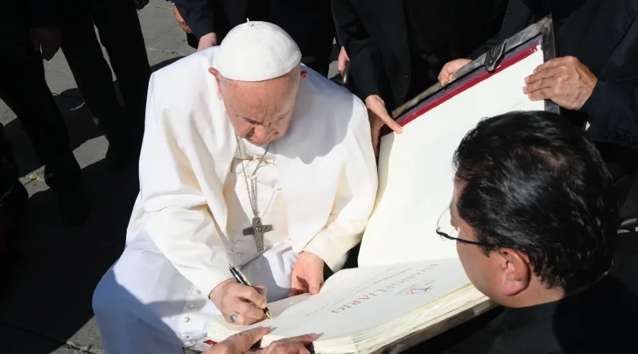 Papa Francisco bendice y firma el Evangeliario, símbolo del próximo 53° Congreso Eucarístico Internacional en Quito (Ecuador). Crédito: Vatican Media.?w=200&h=150