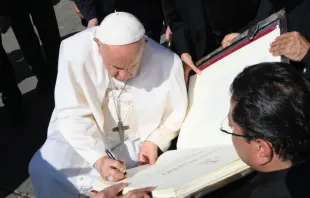Papa Francisco bendice y firma el Evangeliario, símbolo del próximo 53° Congreso Eucarístico Internacional en Quito (Ecuador). Crédito: Vatican Media. 
