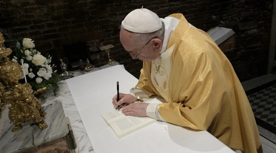 Papa Francisco firmando documento. (Imagen referencial). Crédito: Vatican Media