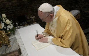Papa Francisco firmando documento. (Imagen referencial). Cru00e9dito: Vatican Media 