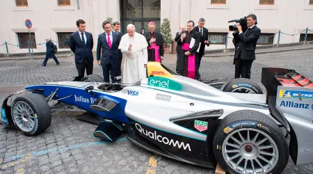Papa Francisco bendice auto de carreras de la Fórmula E