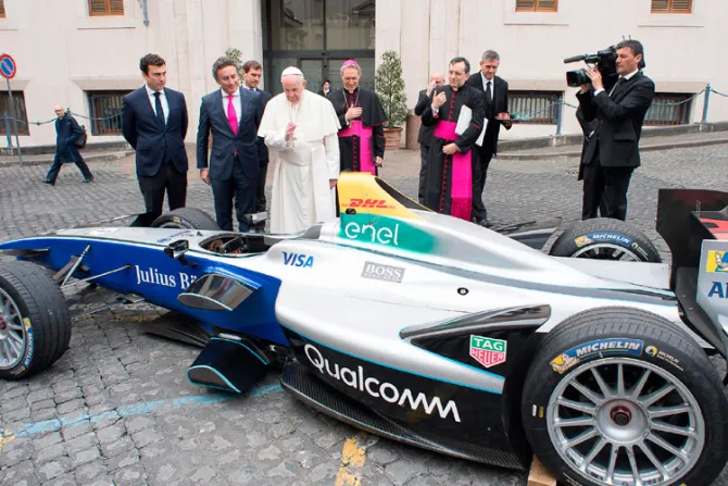 Papa Francisco bendice auto de carreras de la Fórmula E