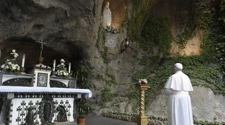 El Papa Francisco reza en la gruta de Lourdes del Vaticano en 2020. Foto: Vatican Media?w=200&h=150