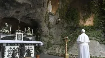 El Papa Francisco reza en la gruta de Lourdes del Vaticano en 2020. Foto: Vatican Media