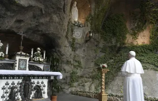 El Papa Francisco reza en la gruta de Lourdes del Vaticano en 2020. Foto: Vatican Media 