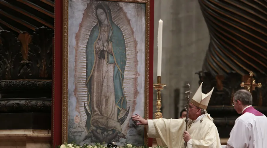 Papa Francisco reza ante imagen de la Virgen de Guadalupe en 2014. Foto: Daniel Ibáñez / ACI Prensa?w=200&h=150