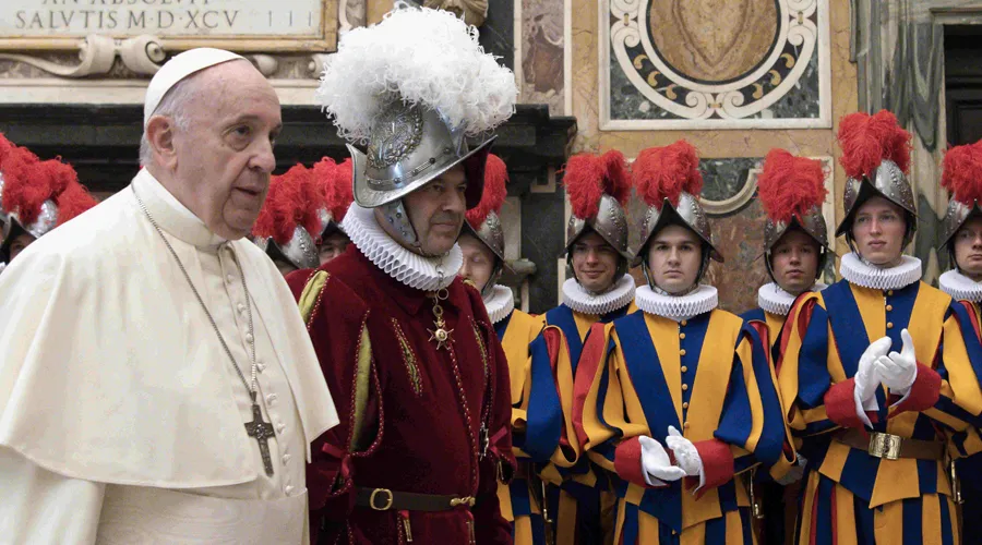 Papa Francisco con la Guardia Suiza en el Vaticano. Foto: Vatican Media