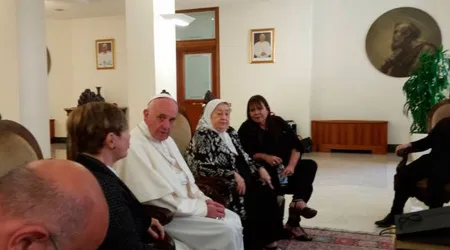 Papa Francisco recibe a polémica líder argentina de las Madres de Plaza de Mayo