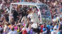 El Papa Francisco en la playa de Huanchaco en Trujillo antes del inicio de la Misa. Foto: David Ramos (ACI Prensa)