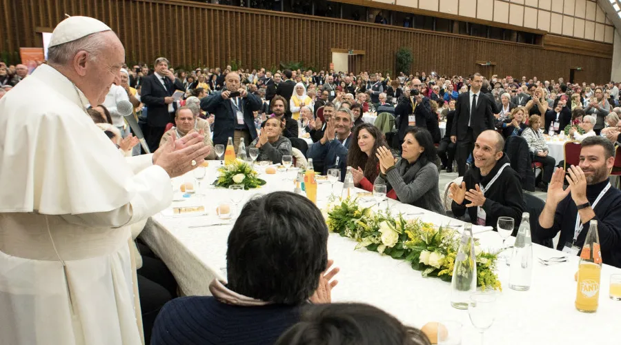 El Papa Francisco almuerza en el Vaticano con pobres en 2017. Foto: Vatican Media