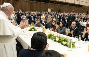 El Papa Francisco almuerza en el Vaticano con pobres en 2017. Foto: Vatican Media 