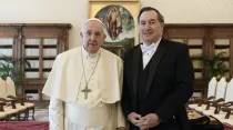 Papa Francisco con el Embajador Joseph Simon Donnelly. Foto: Vatican Media