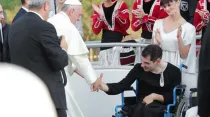 Papa Francisco saluda a joven con discapacidad en encuentro en Tiflis. Foto: Alan Holdren / ACI Prensa.