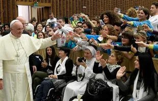 Papa Francisco en encuentro con jóvenes voluntarios del Servicio Civil Nacional italiano. Foto: L'Osservatore Romano. 