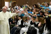 Los jóvenes están llamados a criticar los actos contrarios a la humanidad, dice el Papa
