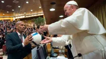 Juan Sebastián Verón y el Papa Francisco / Foto: L'Osservatore Romano