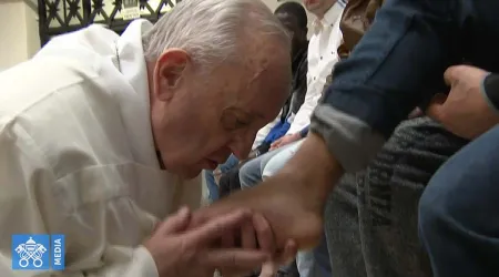 El Papa lava los pies a 12 presos y alienta a servir más a los odiosos y malvados [VIDEO]