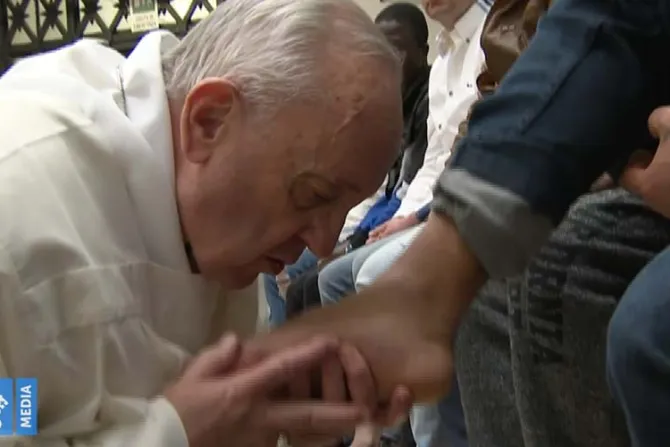 El Papa lava los pies a 12 presos y alienta a servir más a los odiosos y malvados [VIDEO]