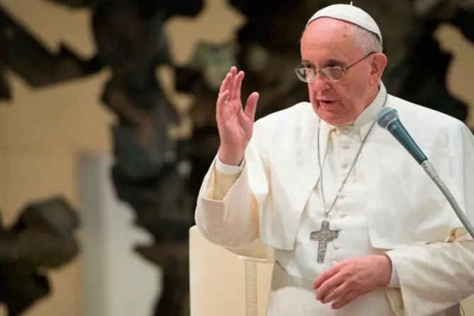 Papa Francisco pide a teólogos enfrentar el relativismo teórico y práctico