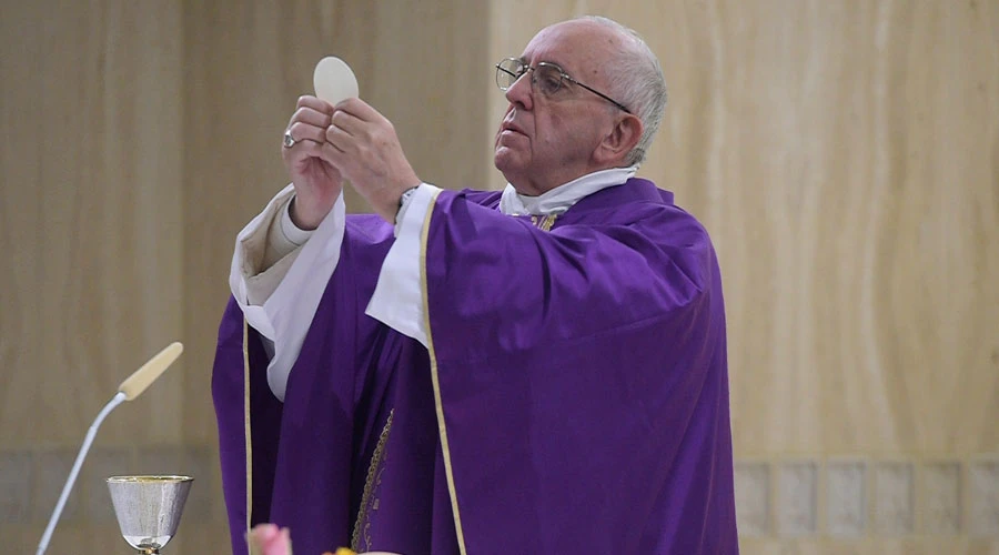 El Papa Francisco en la Misa en la capilla de la Casa Santa Marta. Foto: L'Osservatore Romano?w=200&h=150