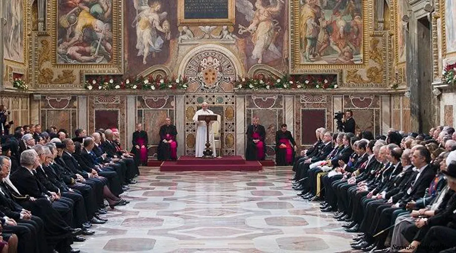 El Papa Francisco dirige su discurso a los nuevos embajadores ante la Santa Sede. Crédito: L'Osservatore Romano?w=200&h=150