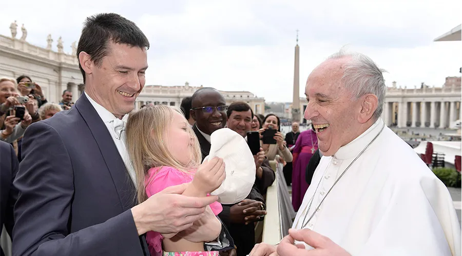 Estella "roba" el solideo del Papa Francisco / Foto: L'Osservatore Romano
