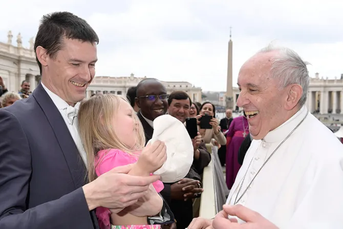 VIDEO: Mira la travesura de una niña de 3 años que divirtió al Papa Francisco
