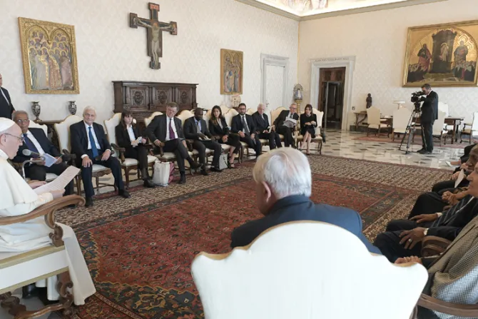 Al buscar la paz “no nos quedemos en discusiones teóricas”, pide el Papa Francisco