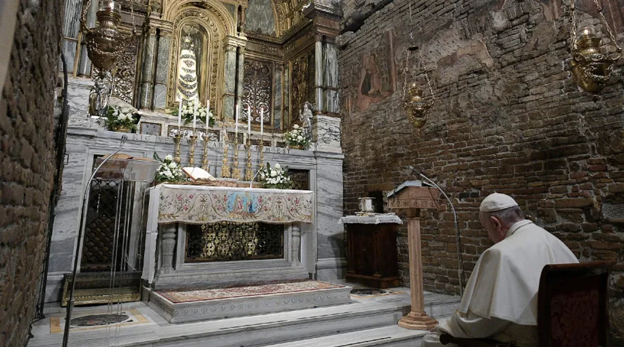 Papa Francisco reza ante la Virgen de Loreto. Foto: Vatican Media