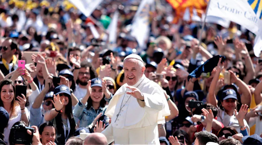 El Papa saluda a los jóvenes de Acción Católica en el Vaticano. / Foto: Lucía Ballester (ACI Prensa)
