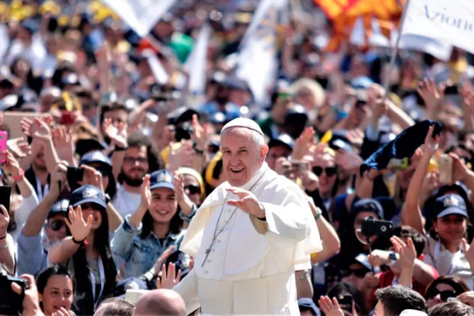 Que sus vidas no terminen como piezas de museo, exhorta el Papa a los jóvenes