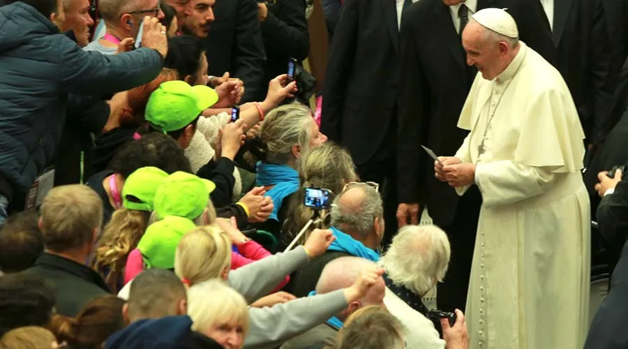 El Papa Francisco se encuentra con los peregrinos del Jubileo de los Excluidos / Foto: Lucía Ballester (ACI Prensa)?w=200&h=150