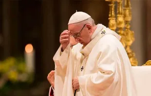 Imagen referencial. Papa Francisco en oración. Foto: Marina Testino / ACI Prensa 