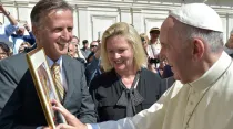 El Papa Francisco bendice la imagen de la Madre Angélica que le presentó el director de EWTN Alemania, Martin Rotweiller. Foto: L'Osservatore Romano