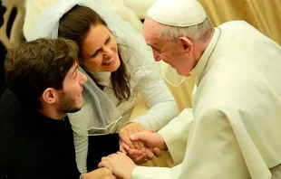 Papa Francisco bendice a reciu00e9n casados en 2018. Foto: Daniel Ibu00e1u00f1ez / ACI Prensa  