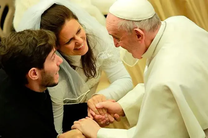 Familia nace de la unión del hombre y la mujer capaces de abrirse a la vida, dice el Papa 
