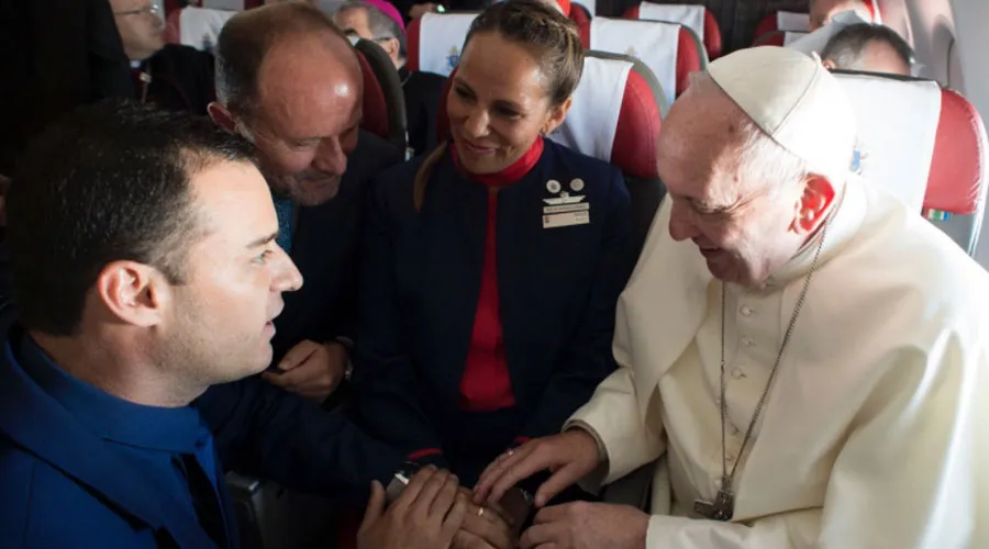 Carlos Ciuffardi, Ignacio Cueta, Paula Podest y el Papa Francisco durante el matrimonio que presidió a bordo del vuelo a Iquique. Foto: Vatican Media?w=200&h=150