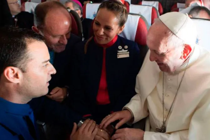 El Papa Francisco responde a las críticas por boda que ofició en avión