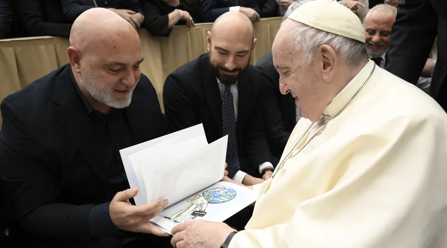 Papa Francisco con Maupal en el Vaticano. Crédito: Vatican Media?w=200&h=150