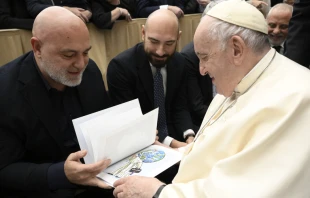 Papa Francisco con Maupal en el Vaticano. Cru00e9dito: Vatican Media 