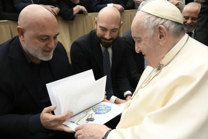 El Papa Francisco saluda en el Vaticano a famoso artista autor del “Super Papa”