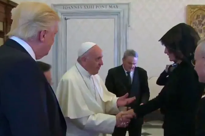El Papa pregunta a Melania con qué alimenta a Trump y la respuesta hace reír a todos