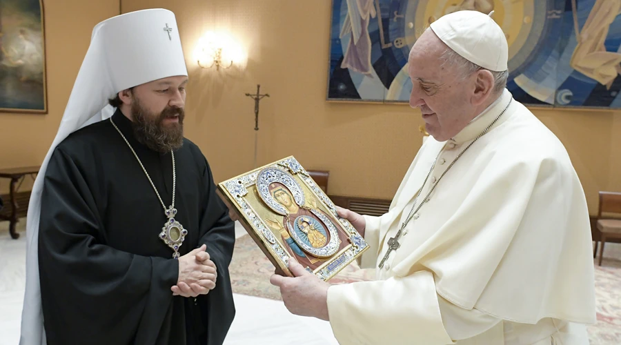 Papa Francisco con el Metropolita ruso Hilarion. Foto: Vatican Media?w=200&h=150