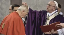 Papa Francisco impone ceniza al Cardenal Jozef Tomko. (Imagen de archivo). Crédito: Vatican Media